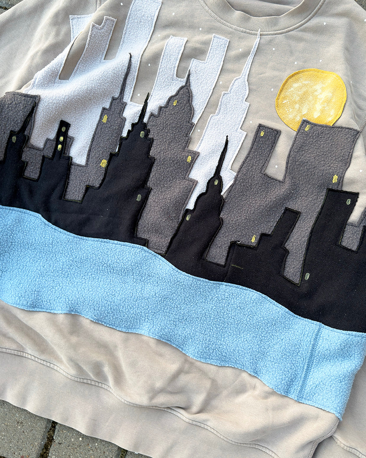 'SKYLINE' SWEATSHIRT (L)