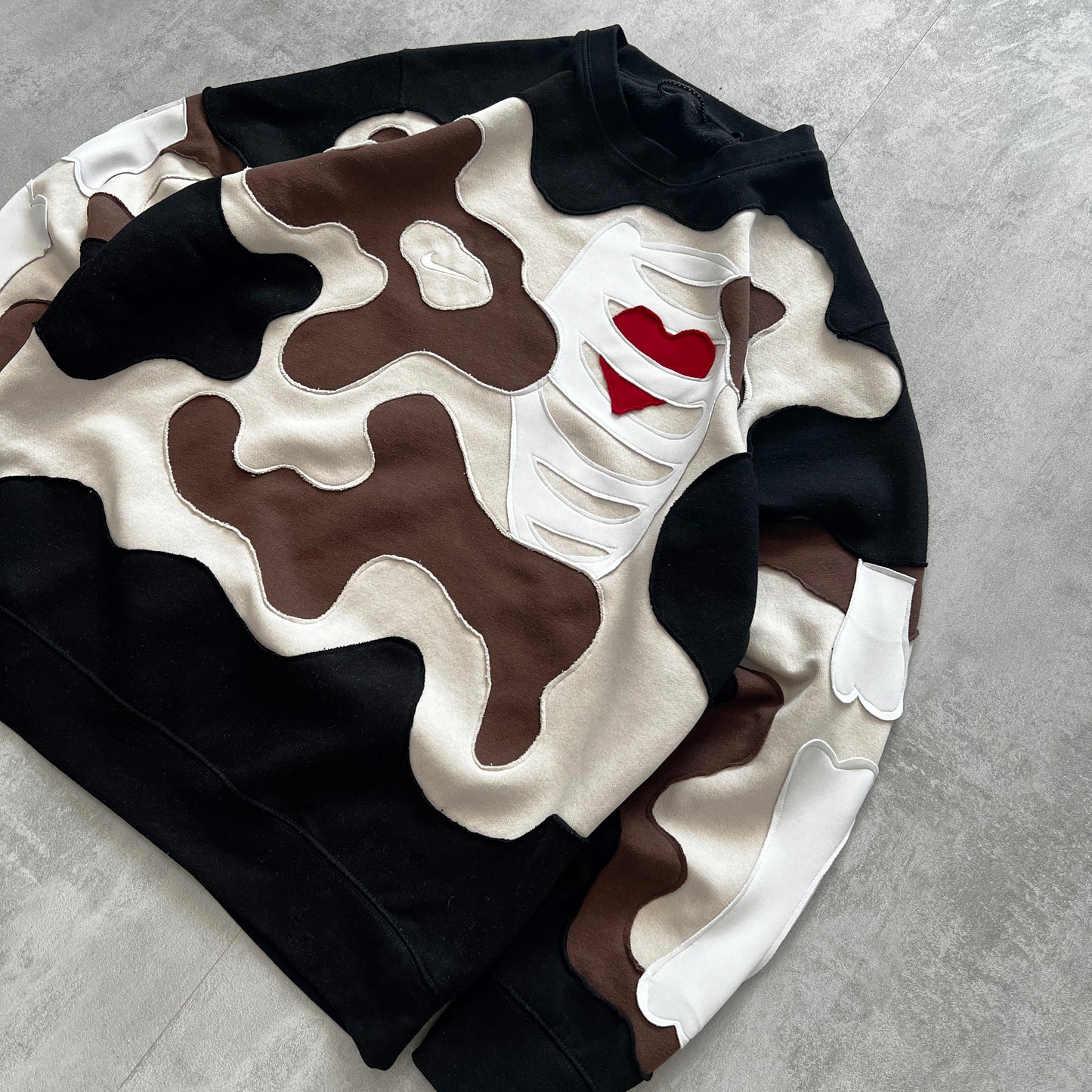 'HEART & BONES' SWEATSHIRT (L)