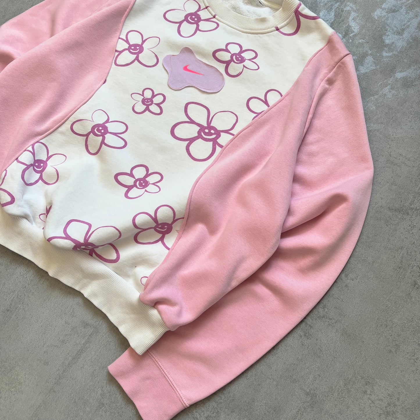 'SMILING FLOWERS' SWEATSHIRT (w M)