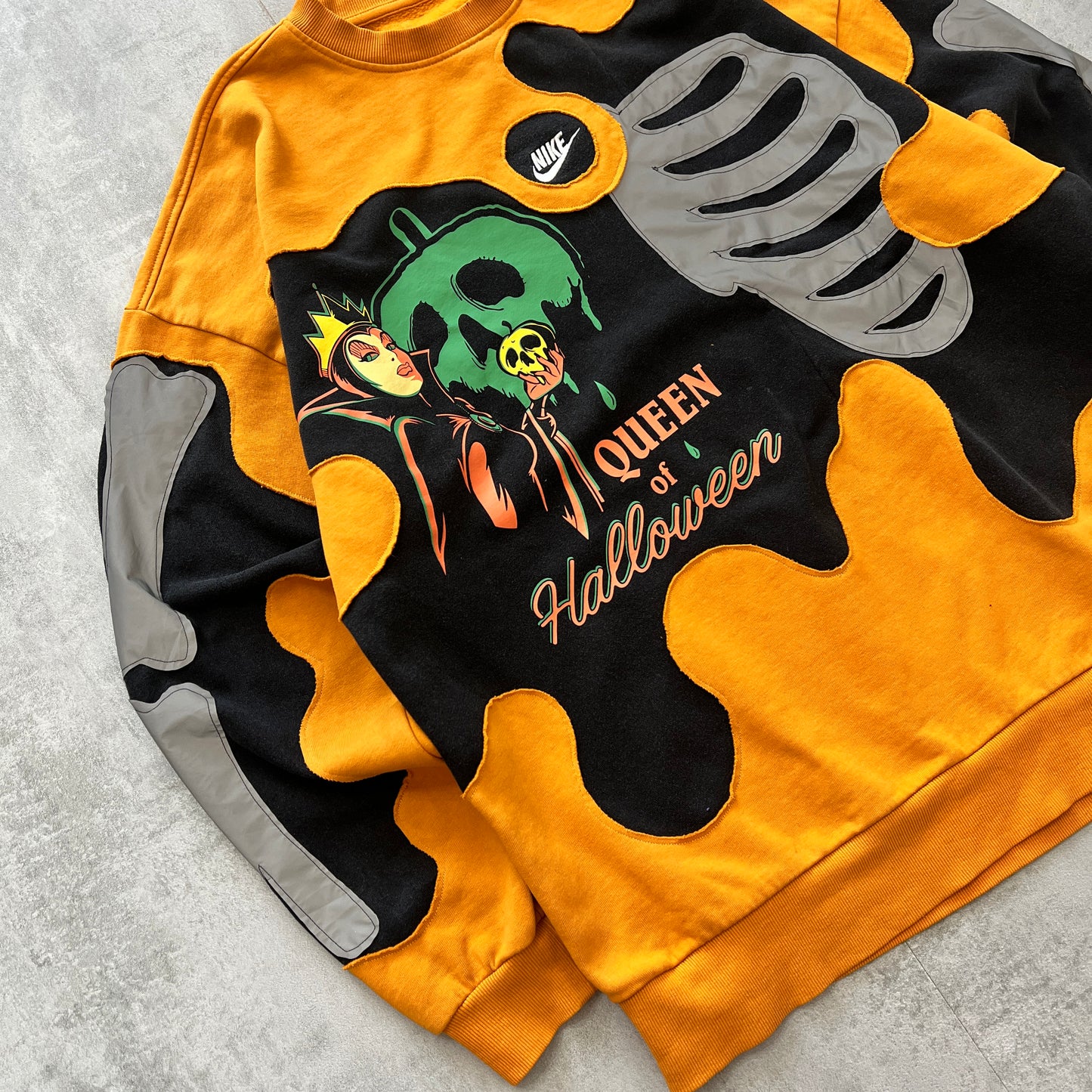 'QUEEN OF HALLOWEEN' REFLECTIVE SWEATSHIRT (L)