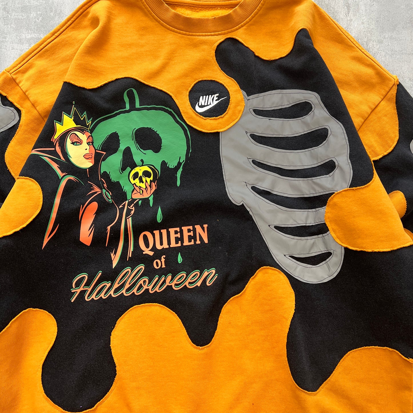 'QUEEN OF HALLOWEEN' REFLECTIVE SWEATSHIRT (L)