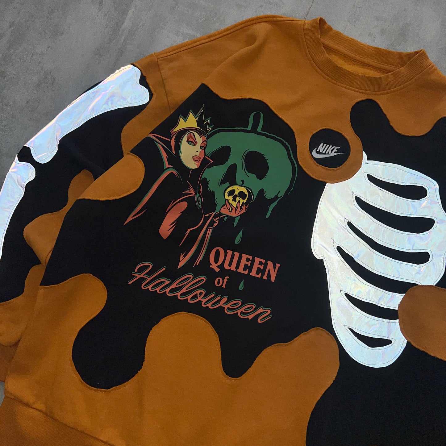 'QUEEN OF HALLOWEEN' REFLECTIVE SWEATSHIRT (L)