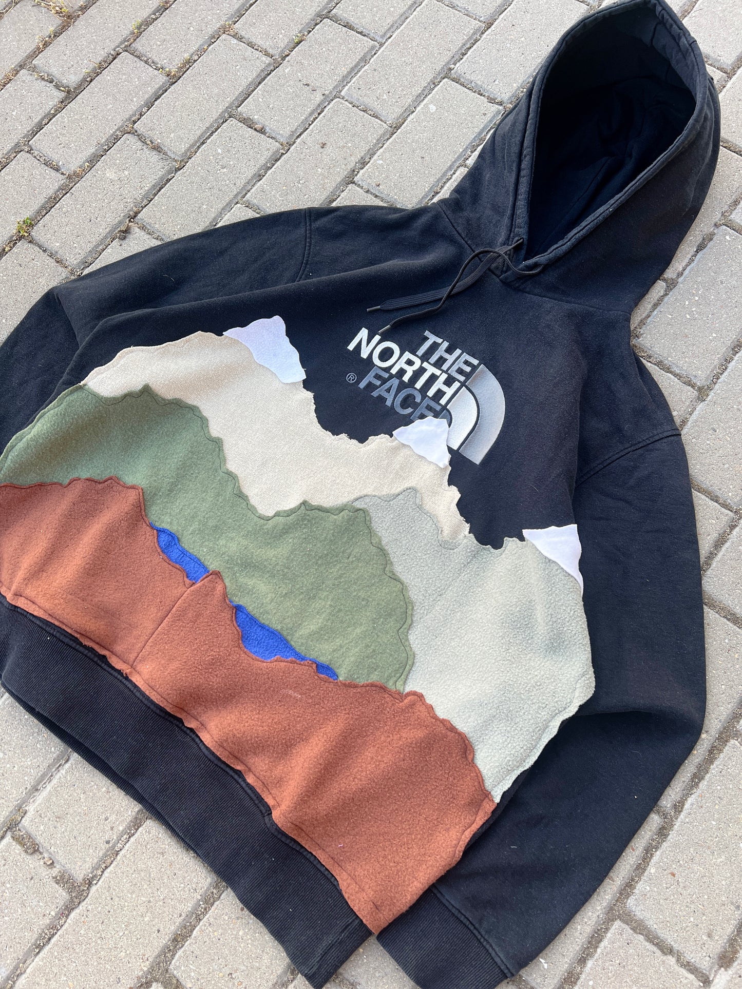 'MOUNTAINS' HOODIE (XXL)