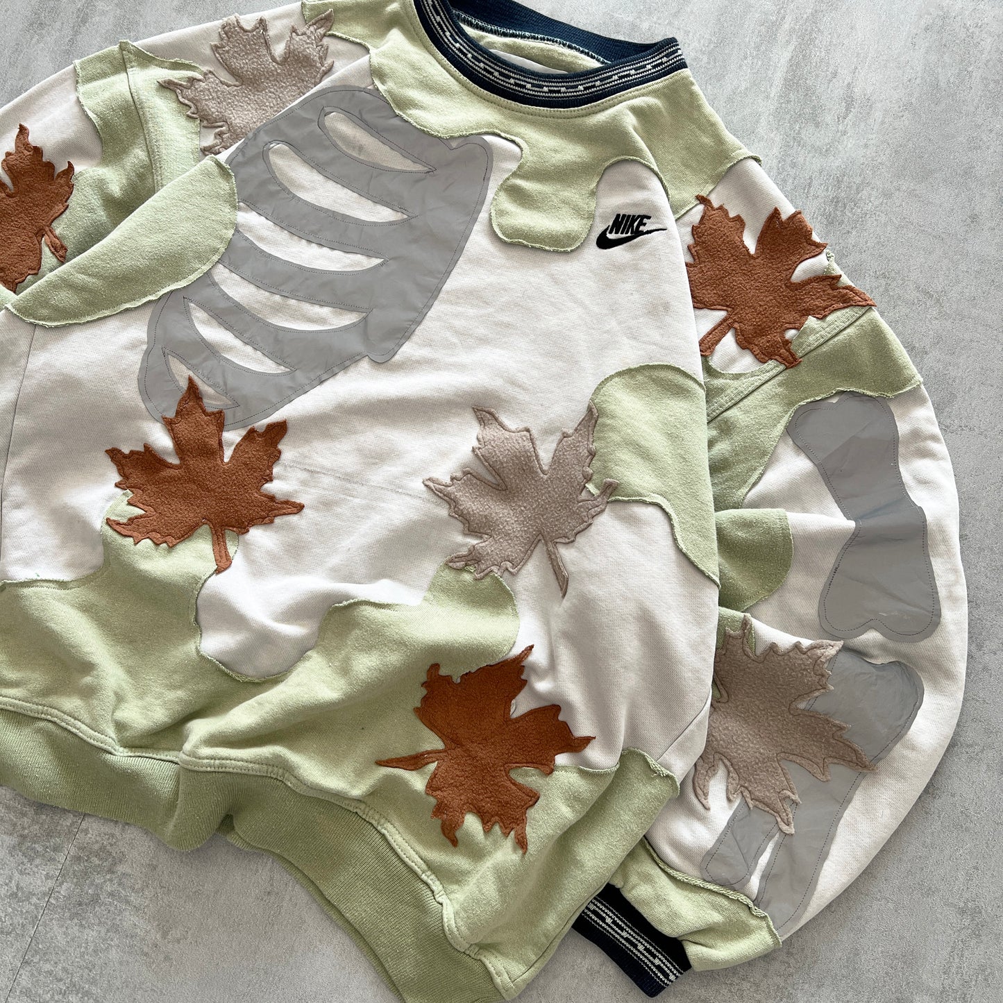 'LEAVES' REFLECTIVE VINTAGE SWEATSHIRT (L)