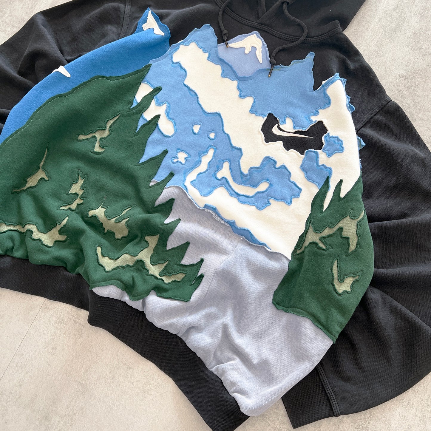 'MOUNTAINS' HOODIE (XL)