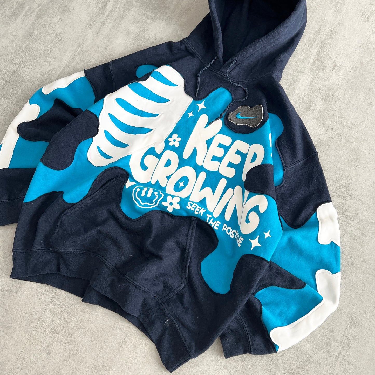 'KEEP GROWING' HOODIE (L)