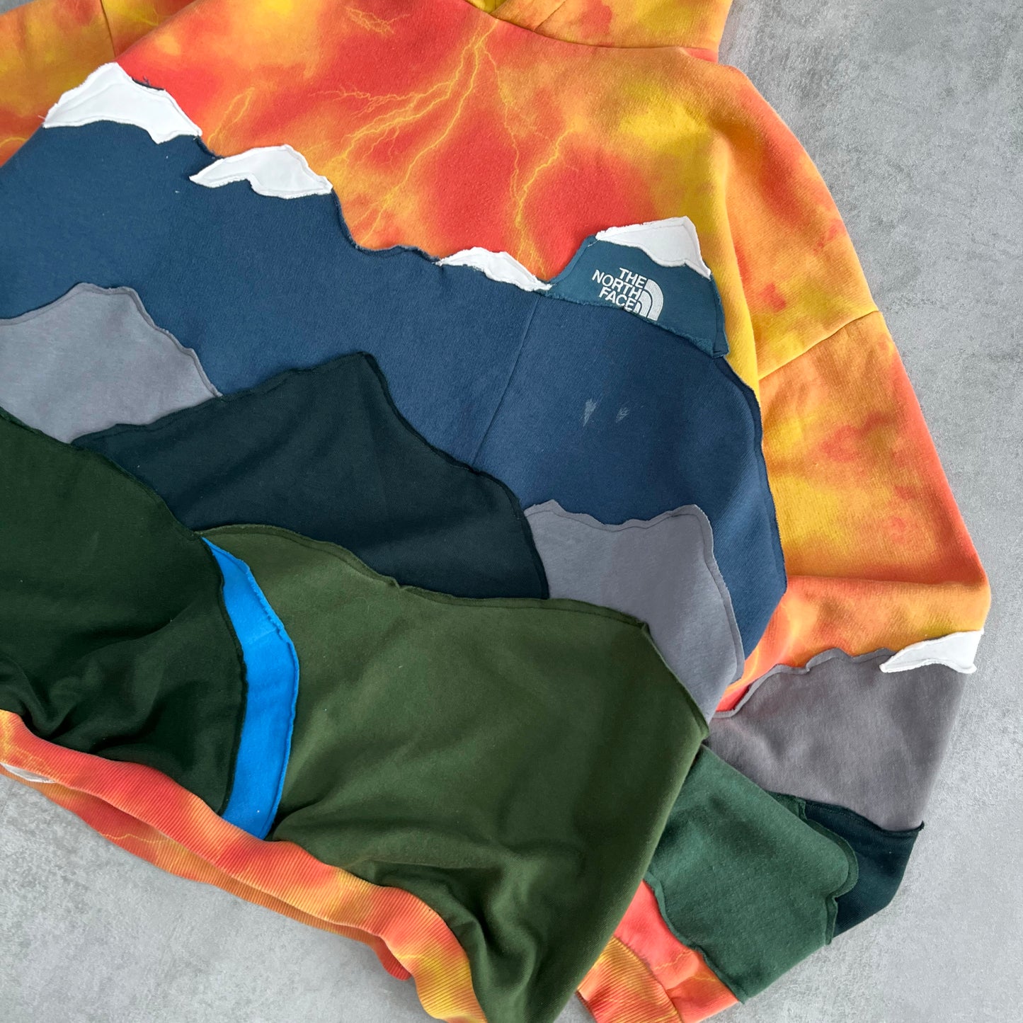 'MOUNTAINS' HOODIE (XXL)