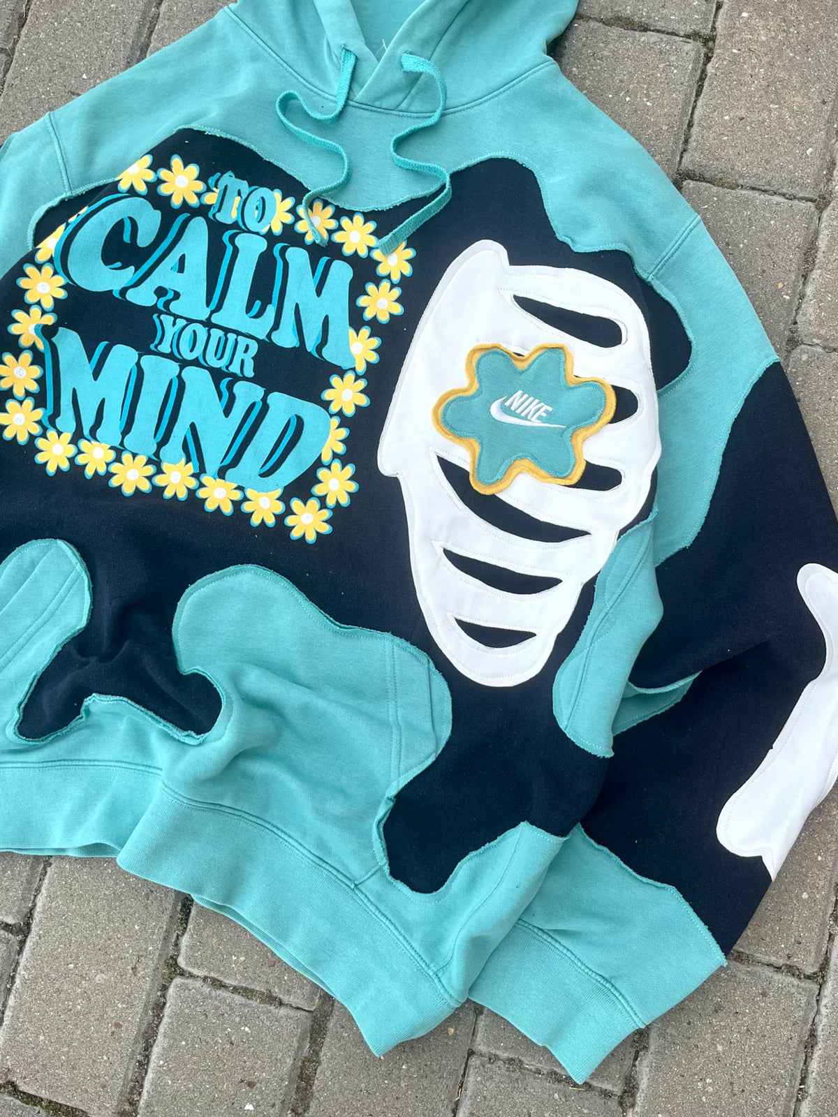 'CALM YOUR MIND' HOODIE (M)