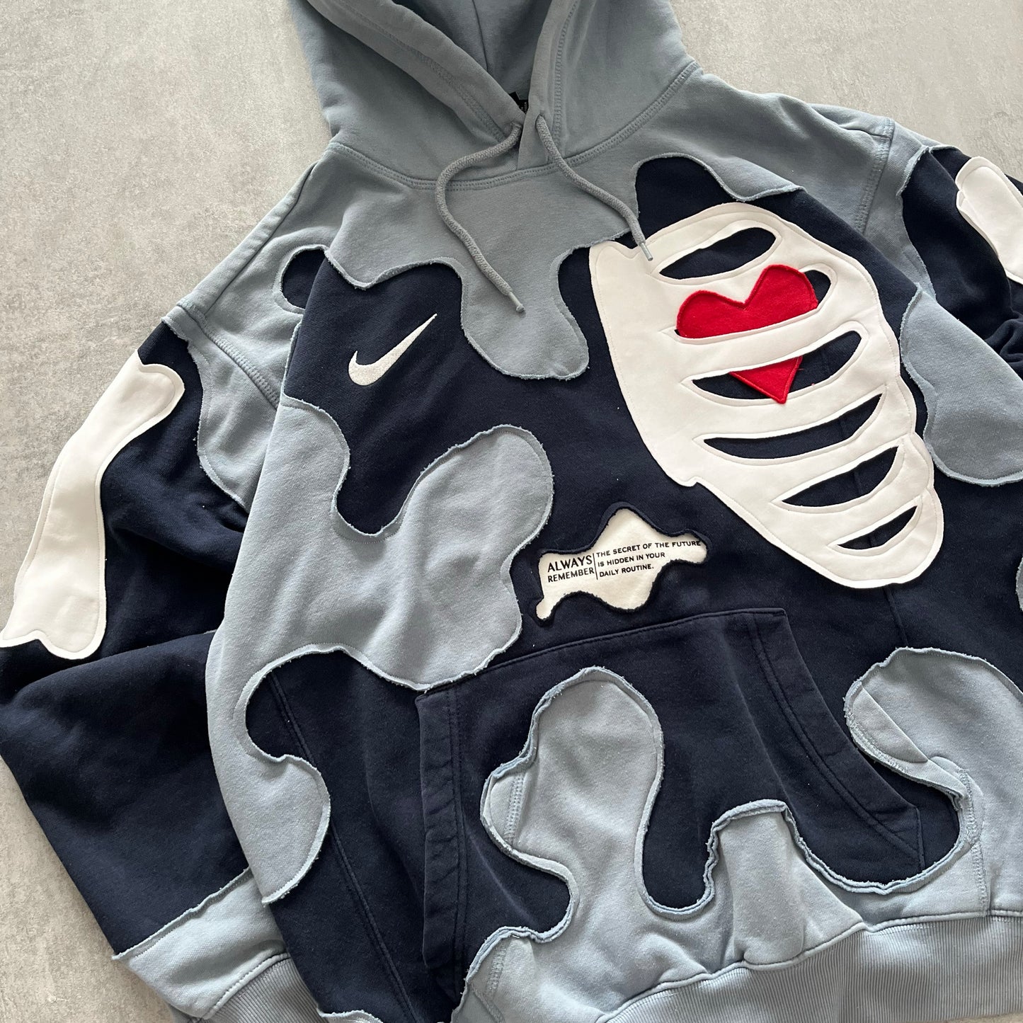 'HEART & BONES' HOODIE (M)