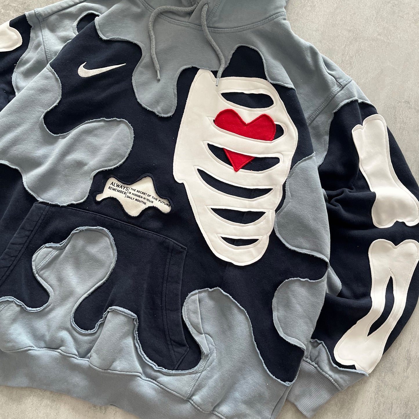 'HEART & BONES' HOODIE (M)