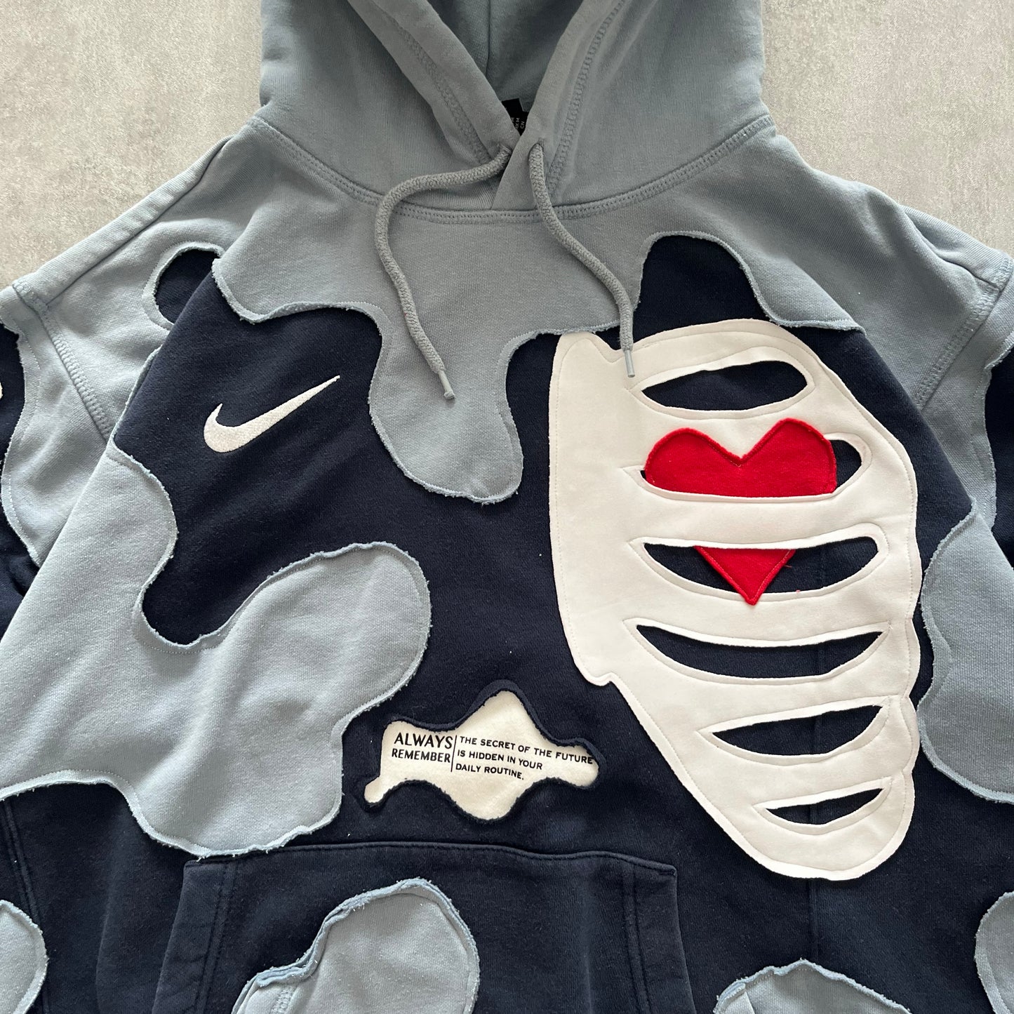 'HEART & BONES' HOODIE (M)