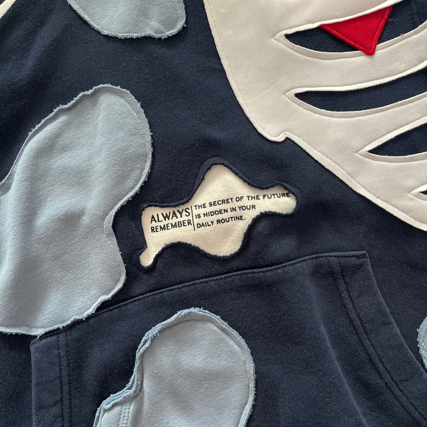 'HEART & BONES' HOODIE (M)