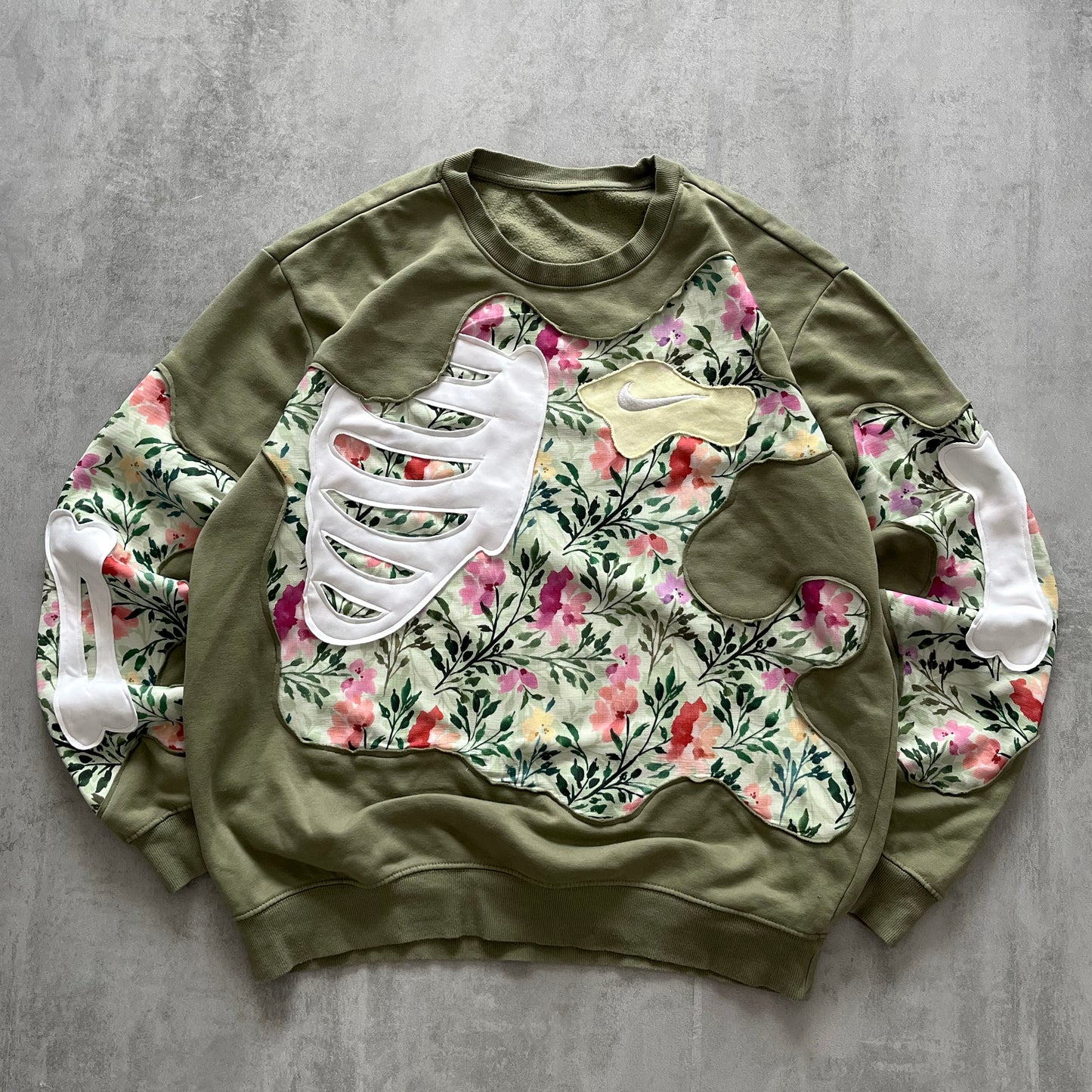 'FLORAL BONES' SWEATSHIRT (M)