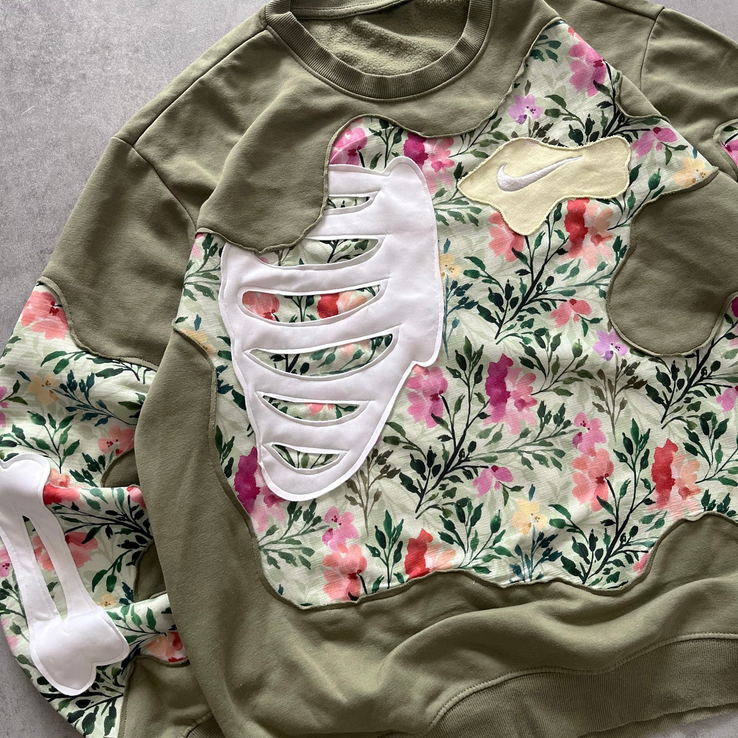 'FLORAL BONES' SWEATSHIRT (M)