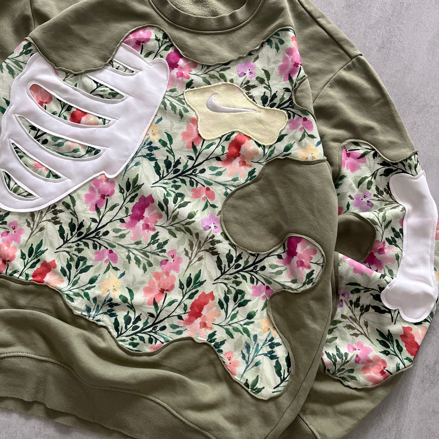 'FLORAL BONES' SWEATSHIRT (M)