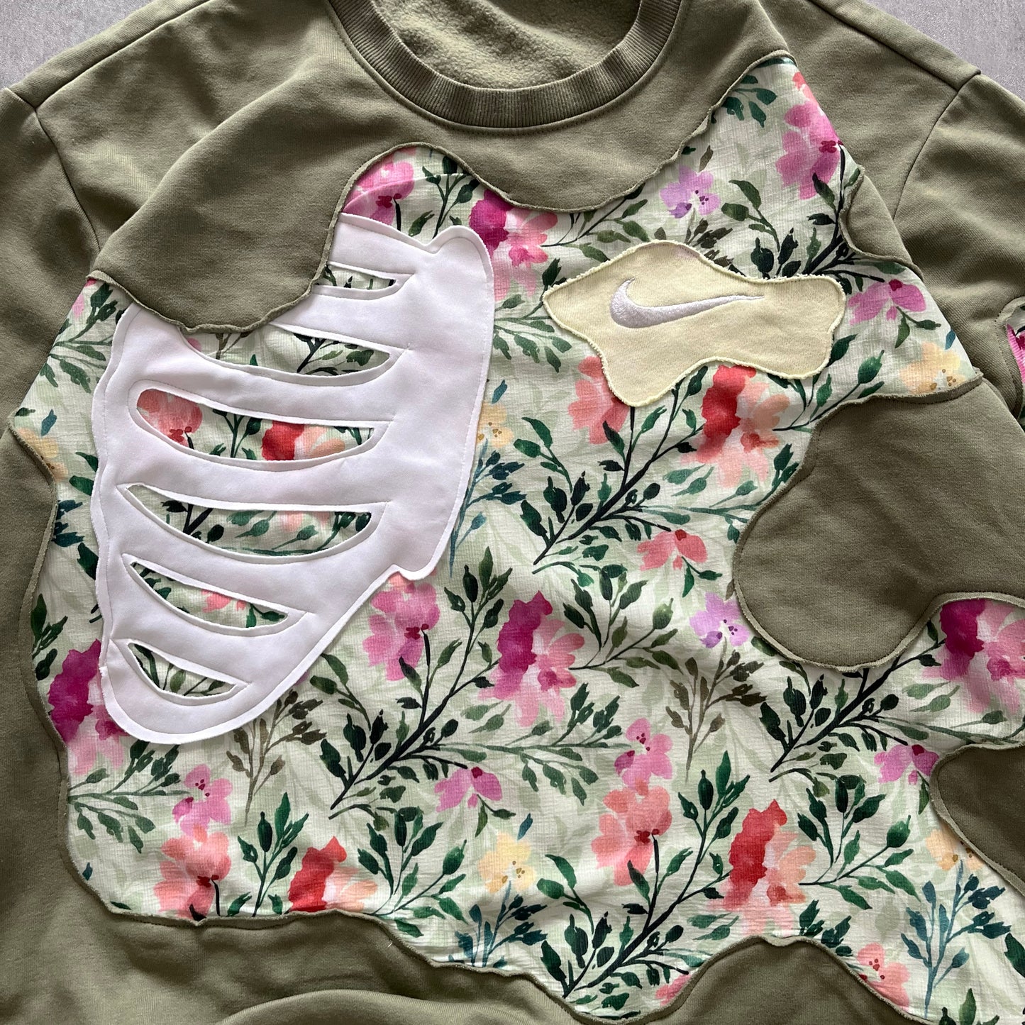 'FLORAL BONES' SWEATSHIRT (M)