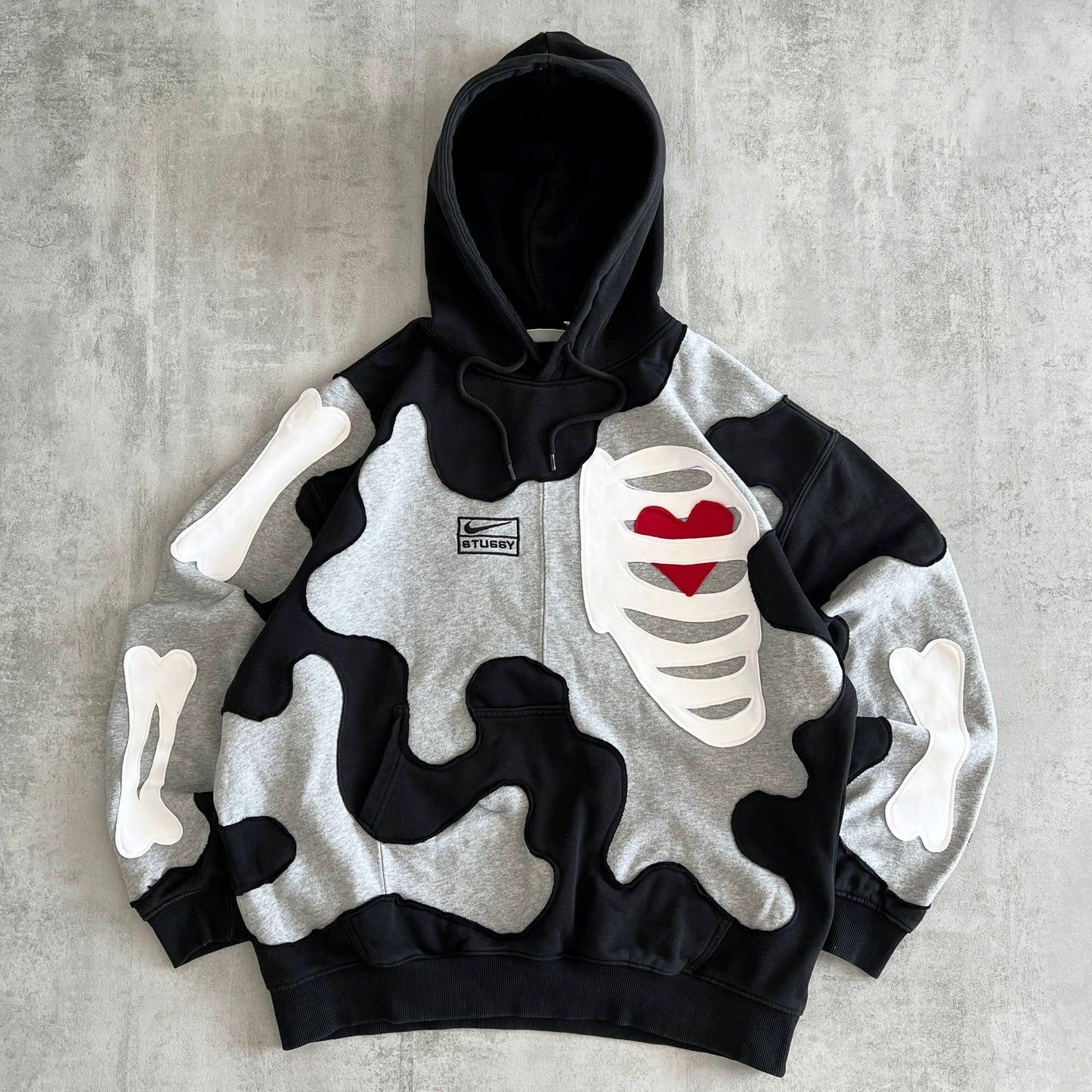 'HEART & BONES' HOODIE (L)