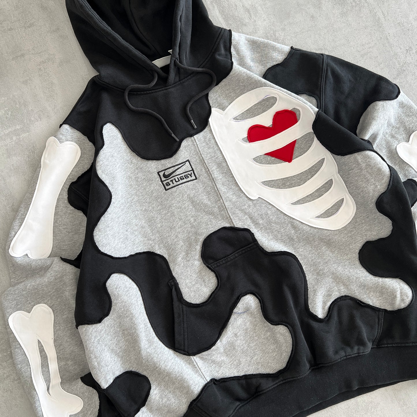 'HEART & BONES' HOODIE (L)