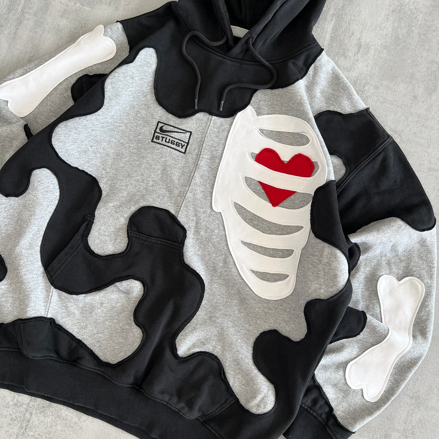 'HEART & BONES' HOODIE (L)