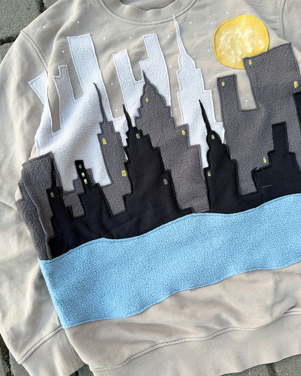 'SKYLINE' SWEATSHIRT (L)