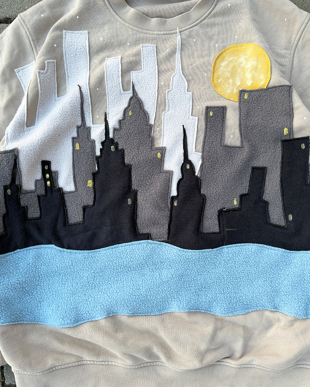'SKYLINE' SWEATSHIRT (L)