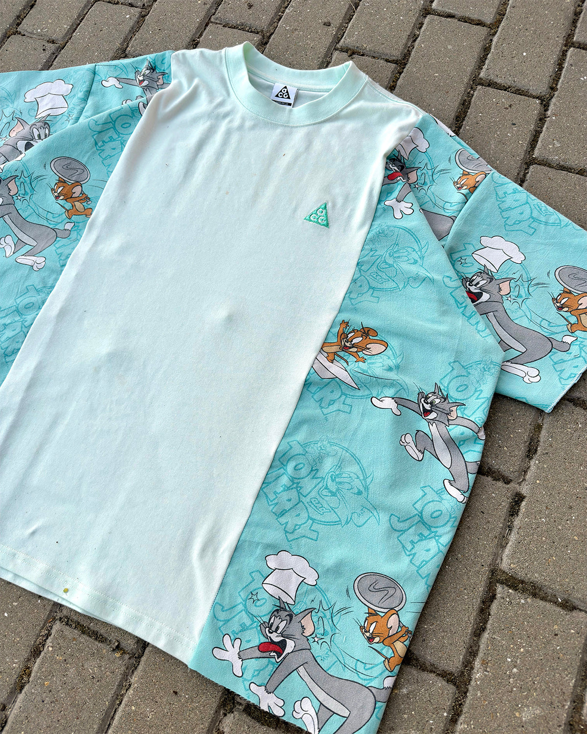 'CAT & MOUSE' T-SHIRT (XXL)
