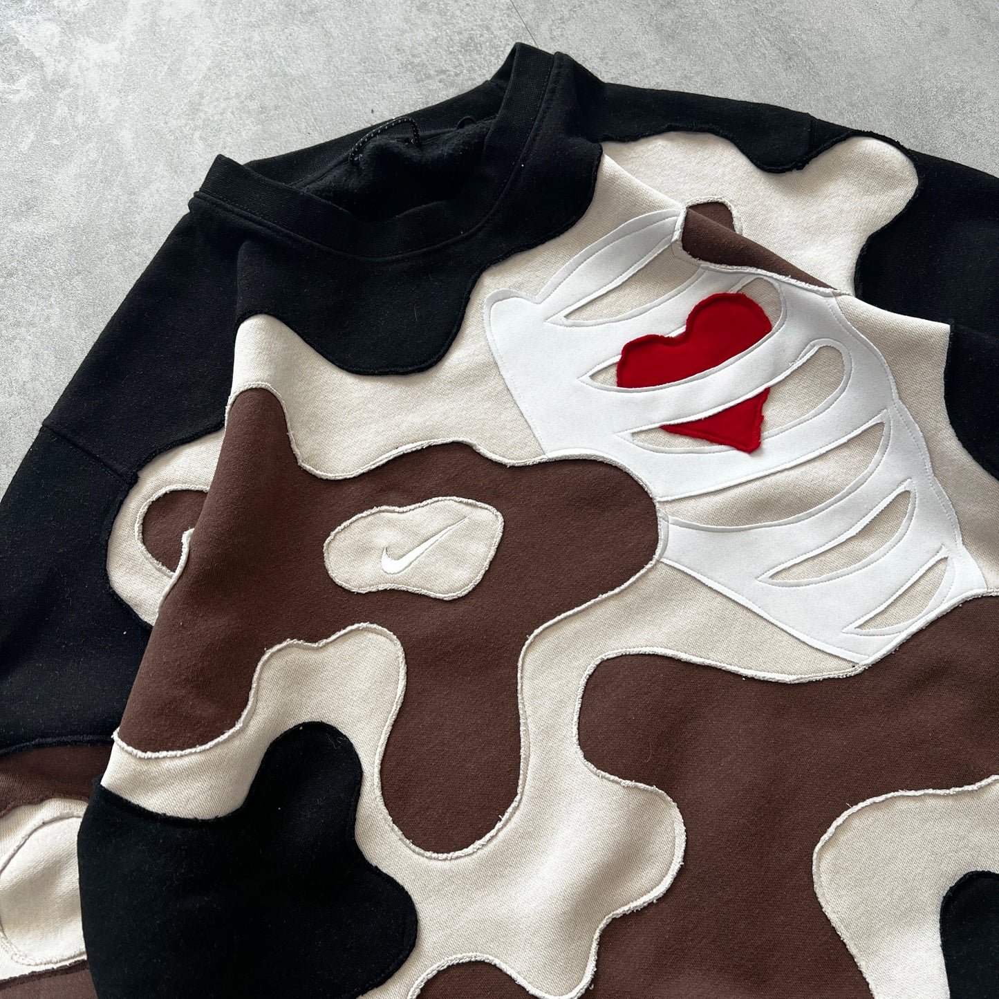 'HEART & BONES' SWEATSHIRT (L)