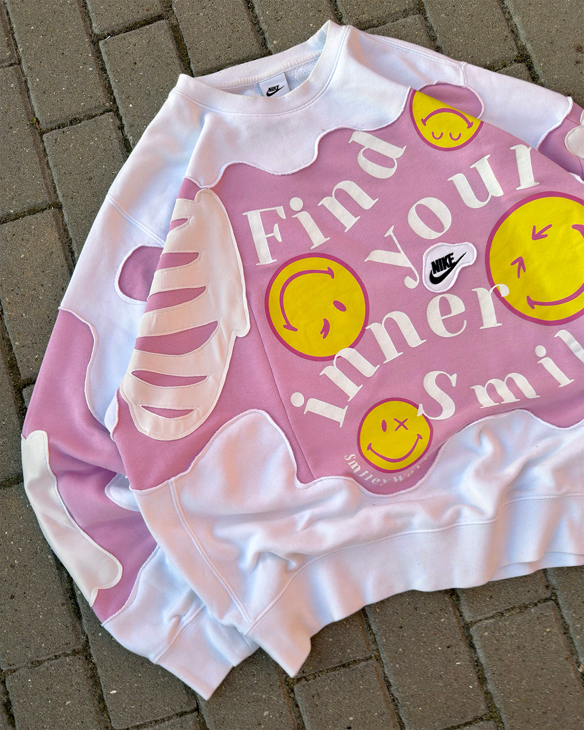 'FIND YOUR INNER SMILE' SWEATSHIRT (L)