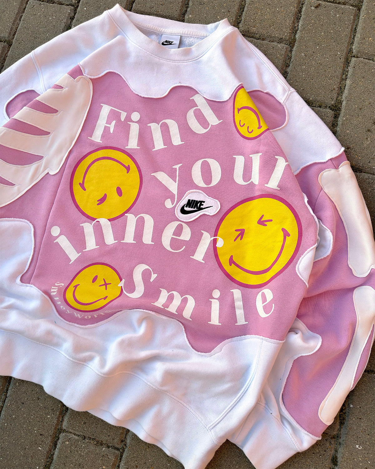 'FIND YOUR INNER SMILE' SWEATSHIRT (L)