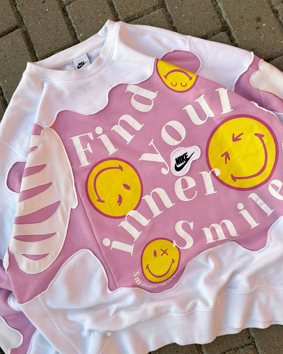 'FIND YOUR INNER SMILE' SWEATSHIRT (L)