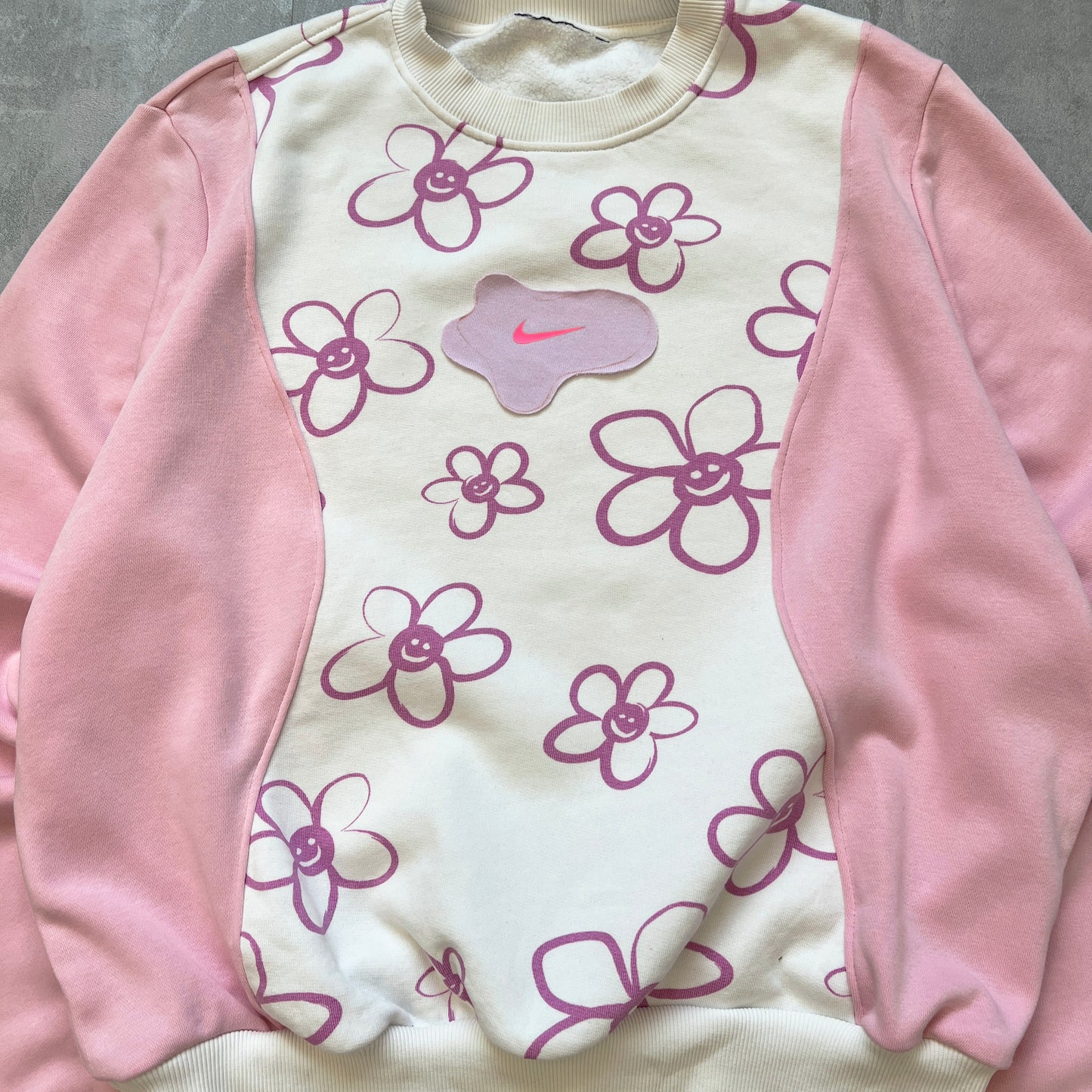 'SMILING FLOWERS' SWEATSHIRT (w M)