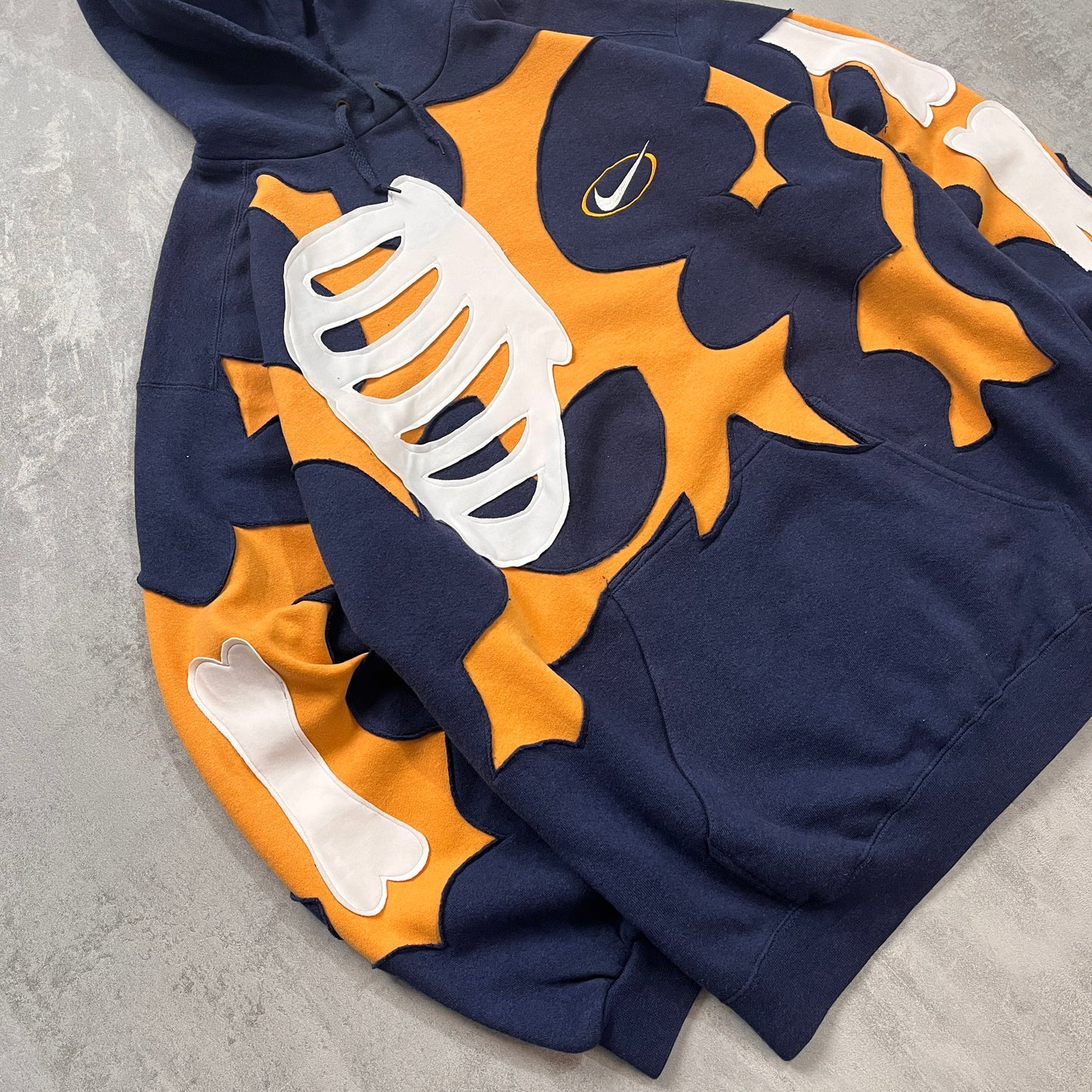 'BONES' VINTAGE HOODIE (L)