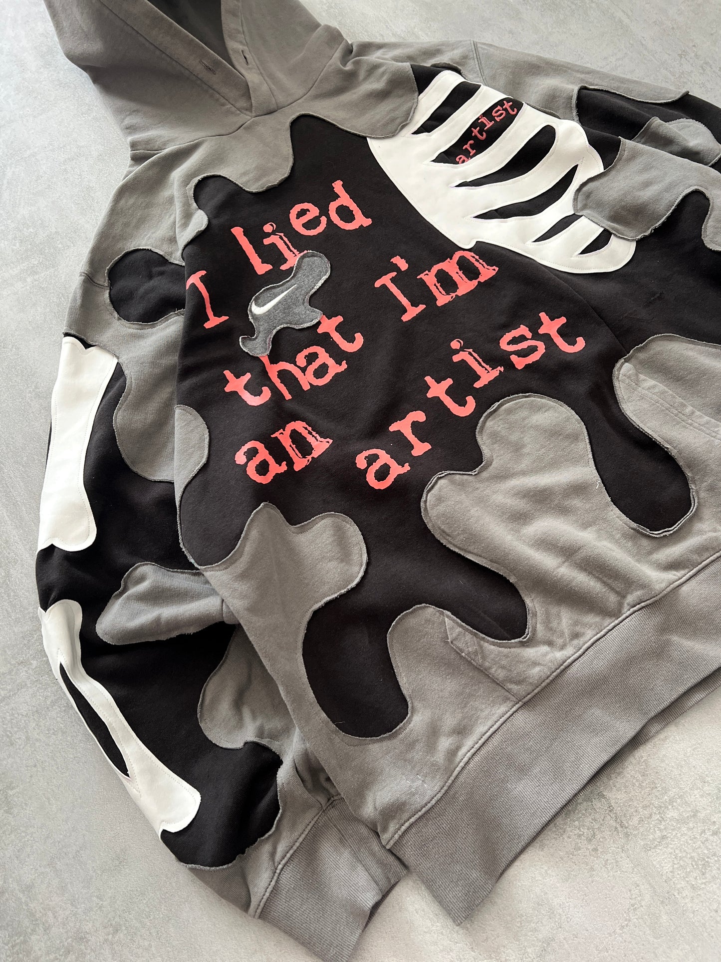 'I LIED THAT I'M AN ARTIST' HOODIE (XL)
