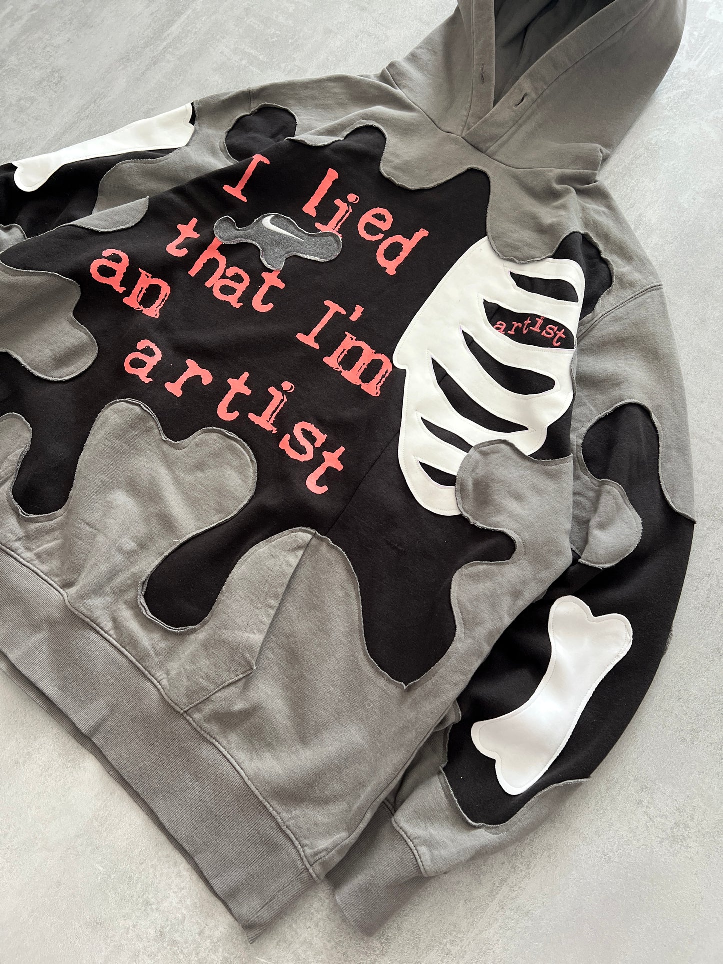 'I LIED THAT I'M AN ARTIST' HOODIE (XL)