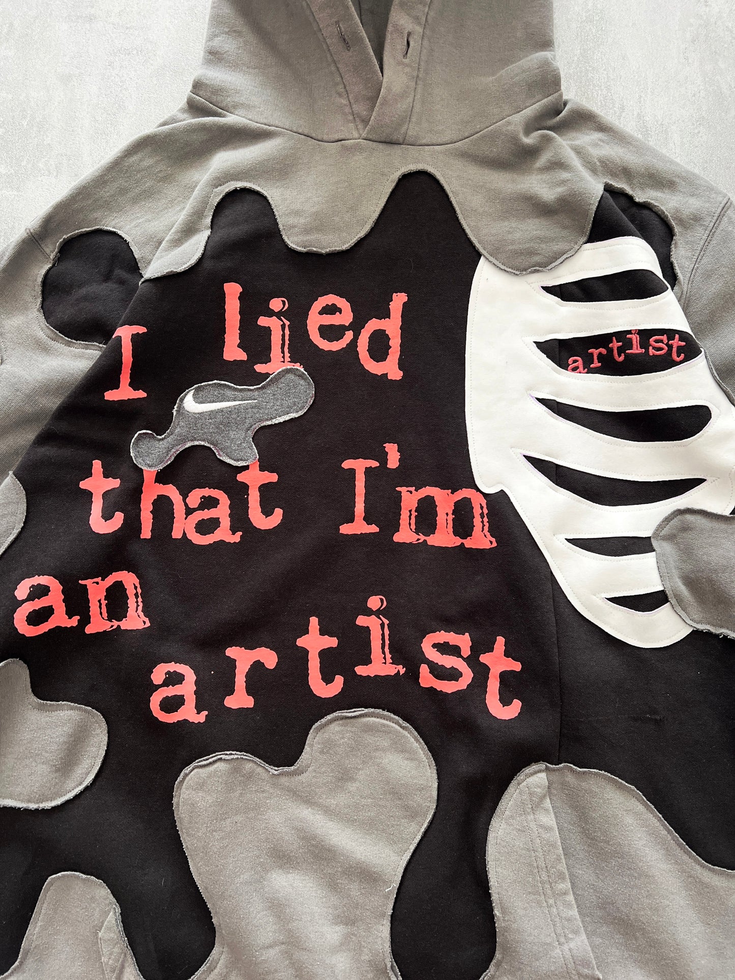 'I LIED THAT I'M AN ARTIST' HOODIE (XL)