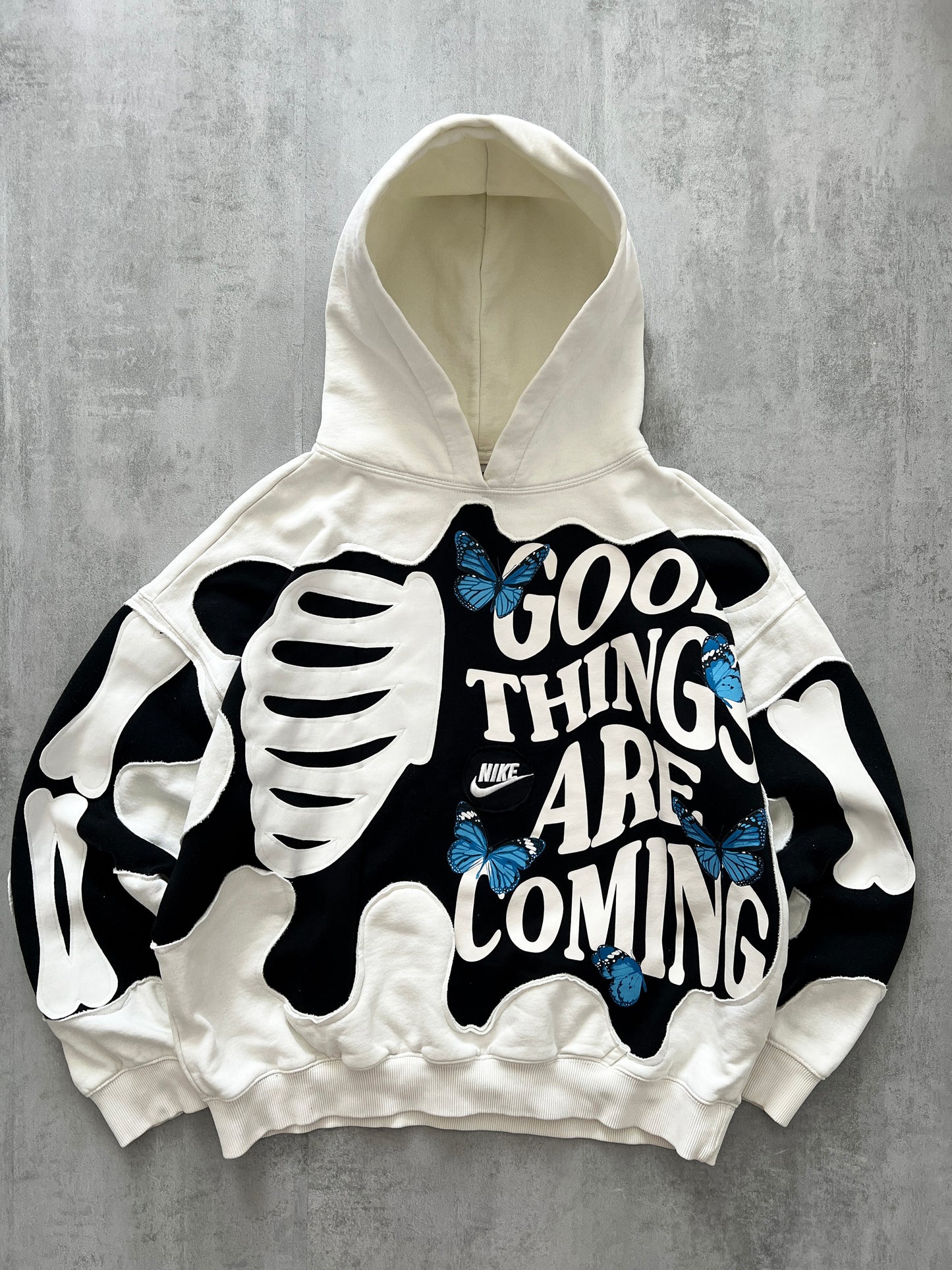 'GOOD THINGS ARE COMING' HOODIE (L)