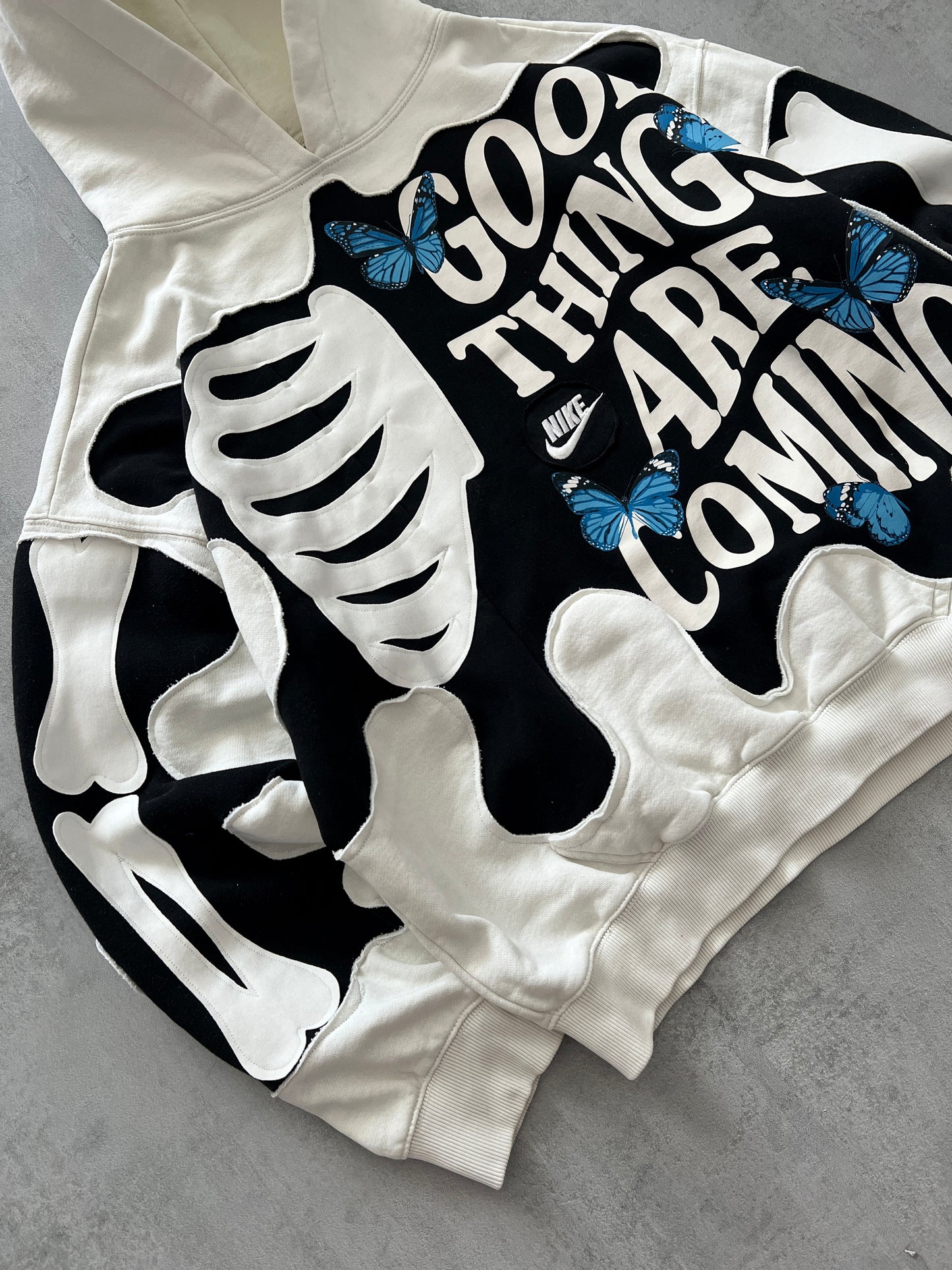 'GOOD THINGS ARE COMING' HOODIE (L)