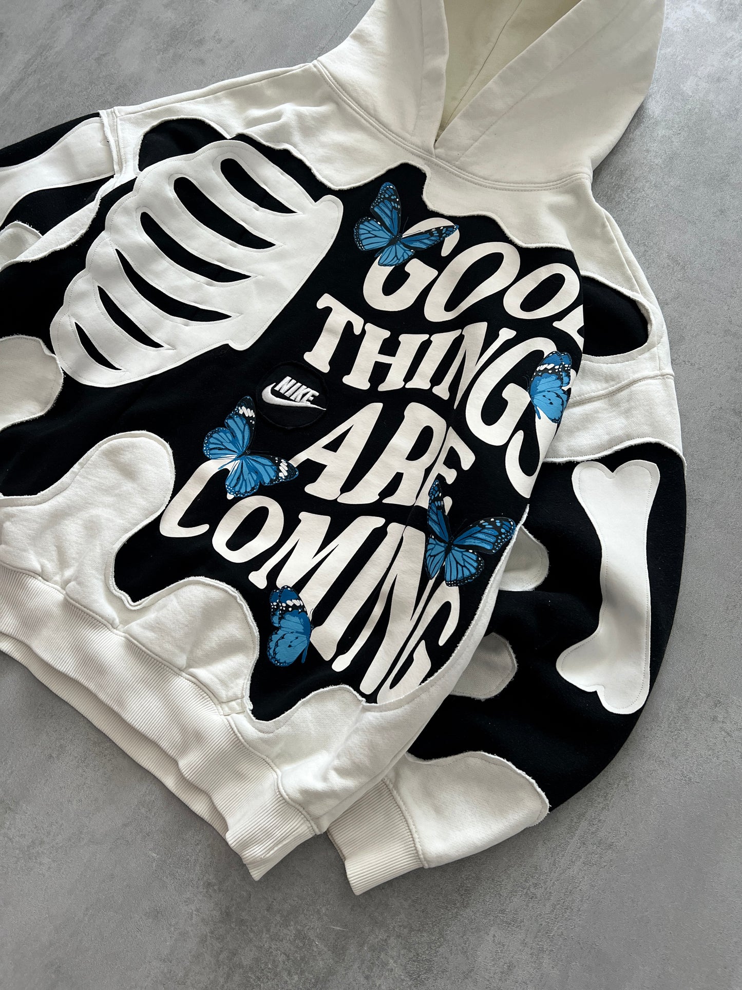 'GOOD THINGS ARE COMING' HOODIE (L)