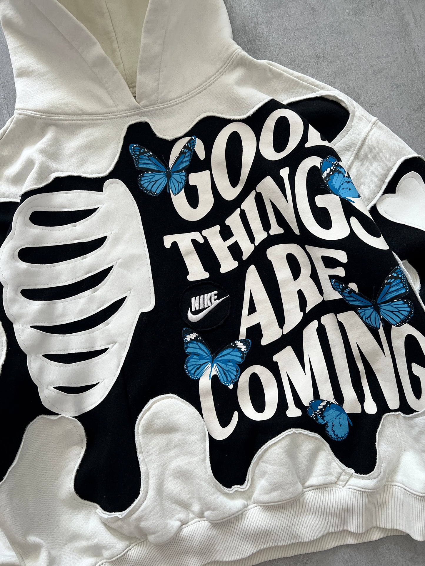 'GOOD THINGS ARE COMING' HOODIE (L)