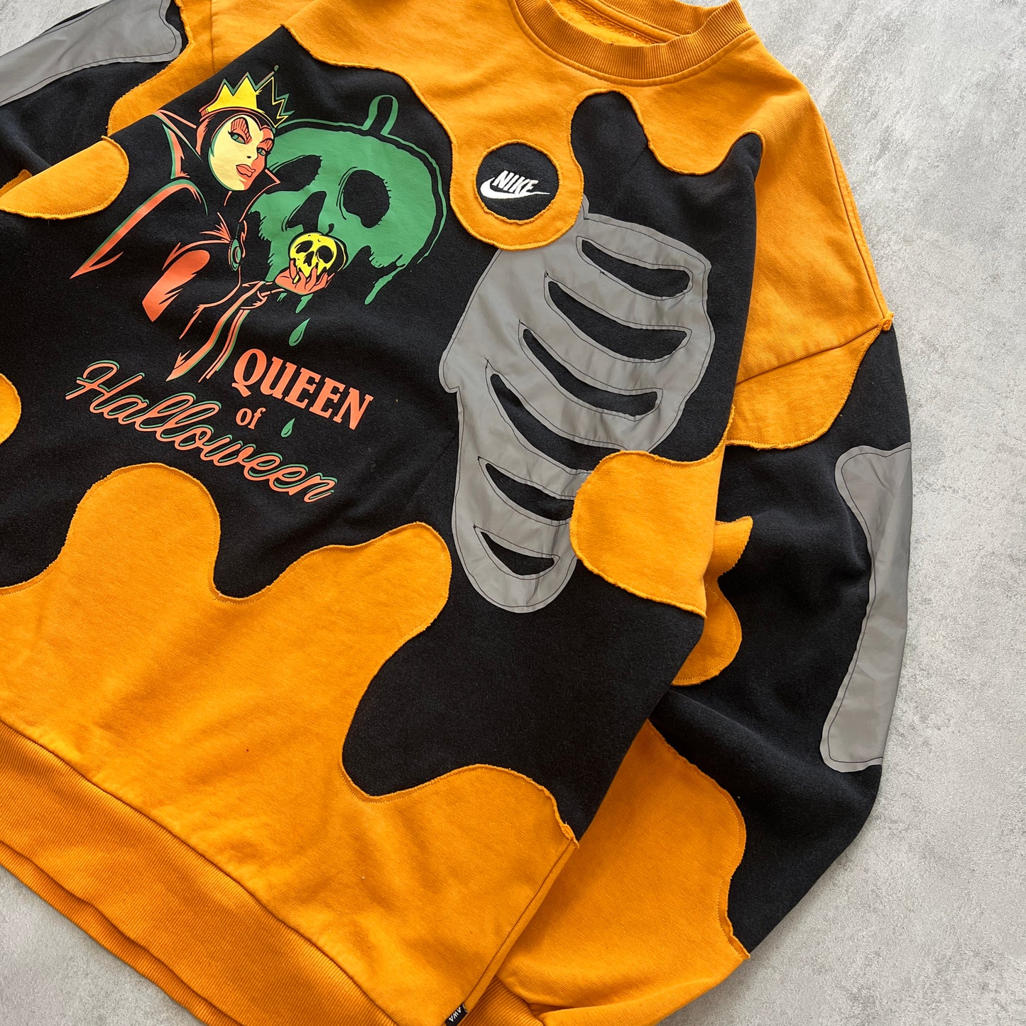 'QUEEN OF HALLOWEEN' REFLECTIVE SWEATSHIRT (L)