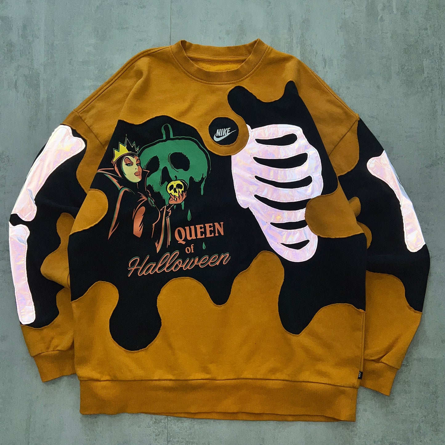 'QUEEN OF HALLOWEEN' REFLECTIVE SWEATSHIRT (L)