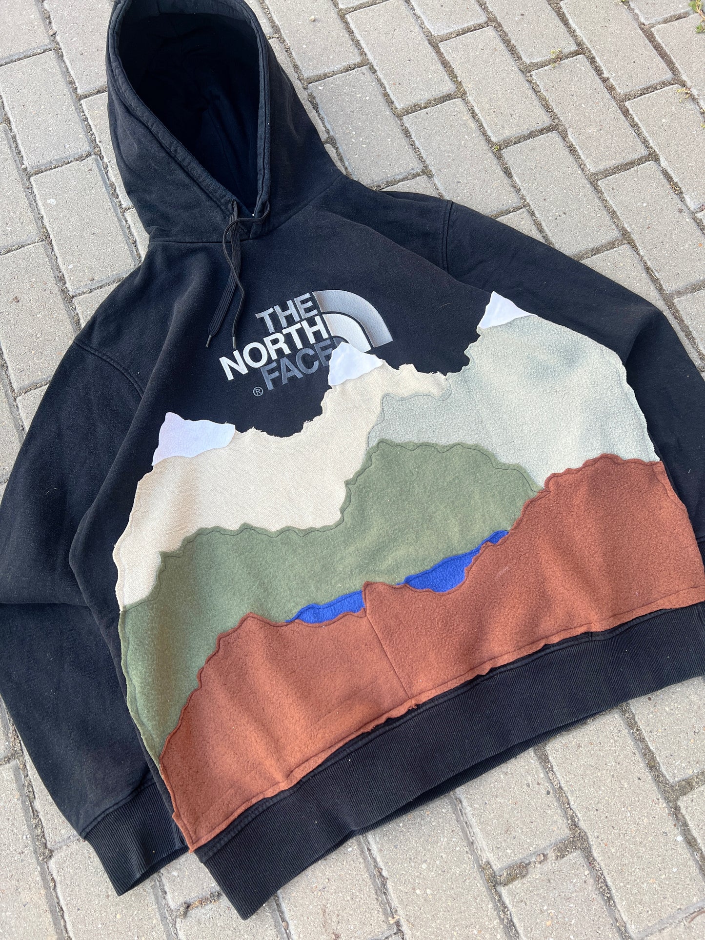 'MOUNTAINS' HOODIE (XXL)