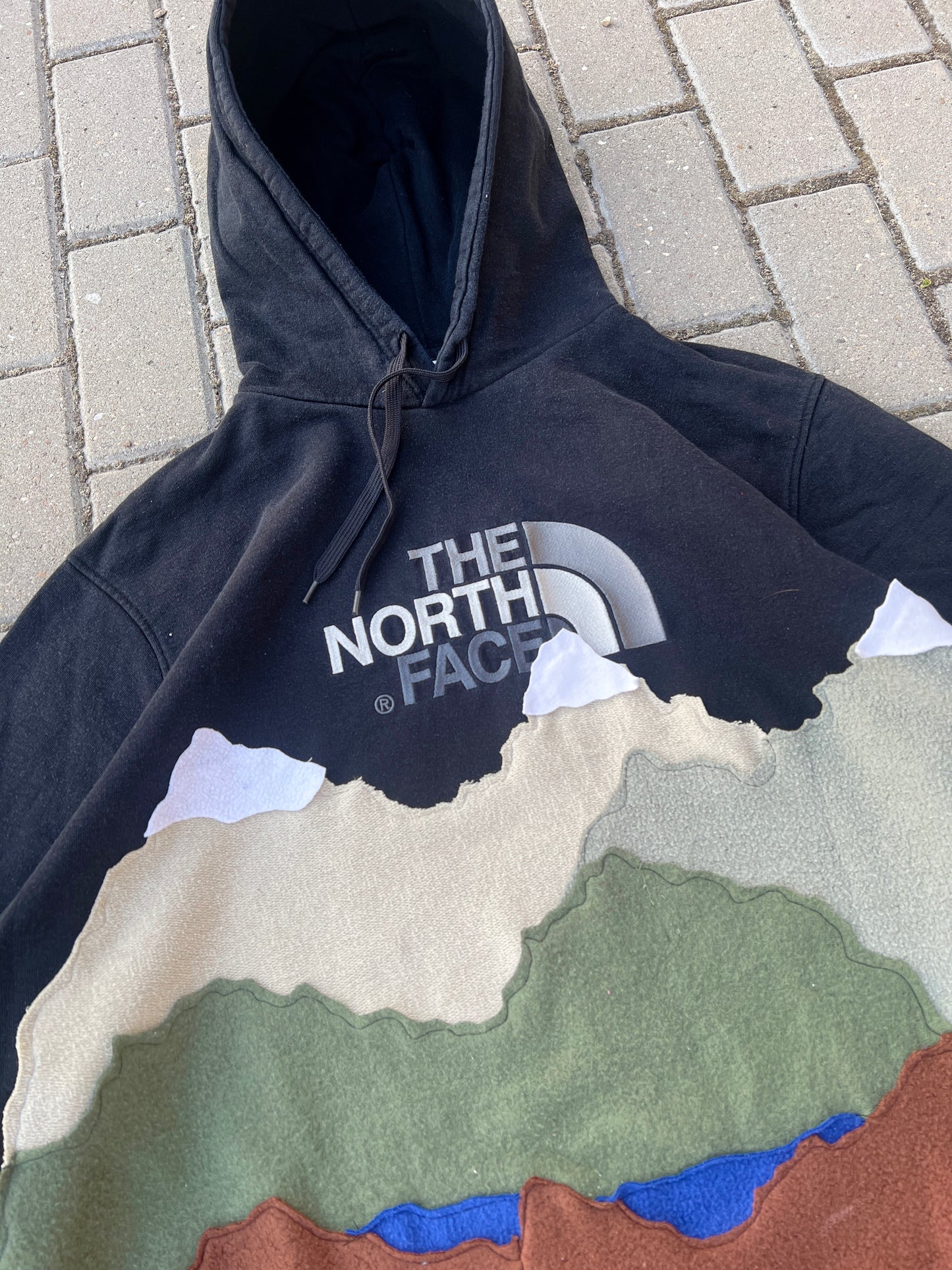 'MOUNTAINS' HOODIE (XXL)