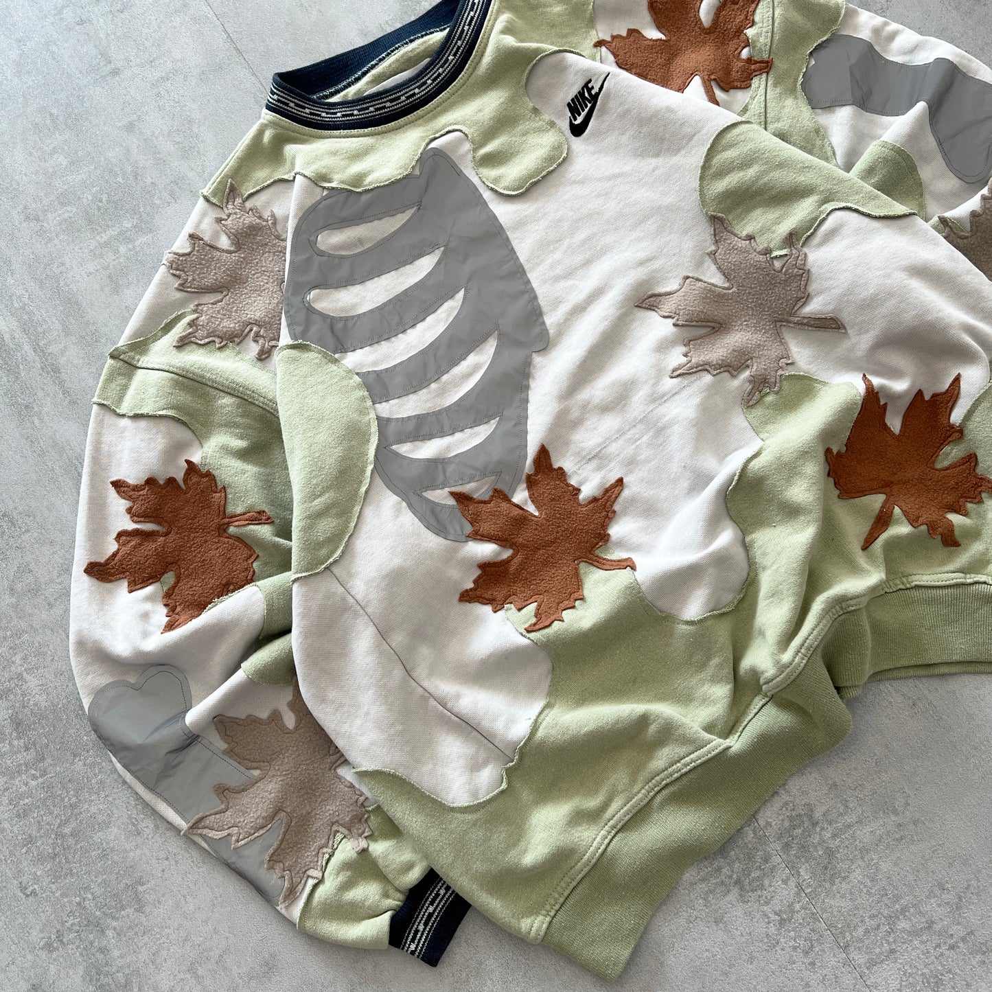 'LEAVES' REFLECTIVE VINTAGE SWEATSHIRT (L)
