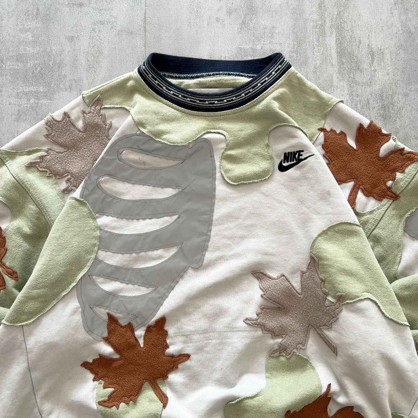 'LEAVES' REFLECTIVE VINTAGE SWEATSHIRT (L)
