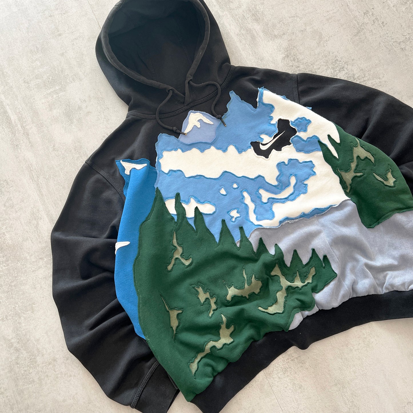 'MOUNTAINS' HOODIE (XL)