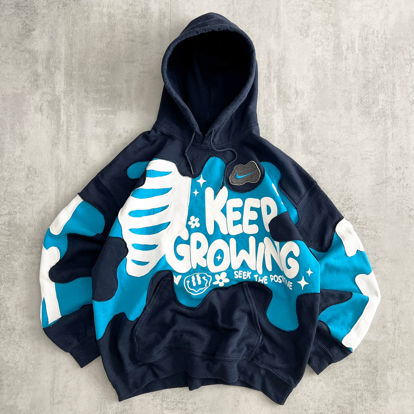 'KEEP GROWING' HOODIE (L)
