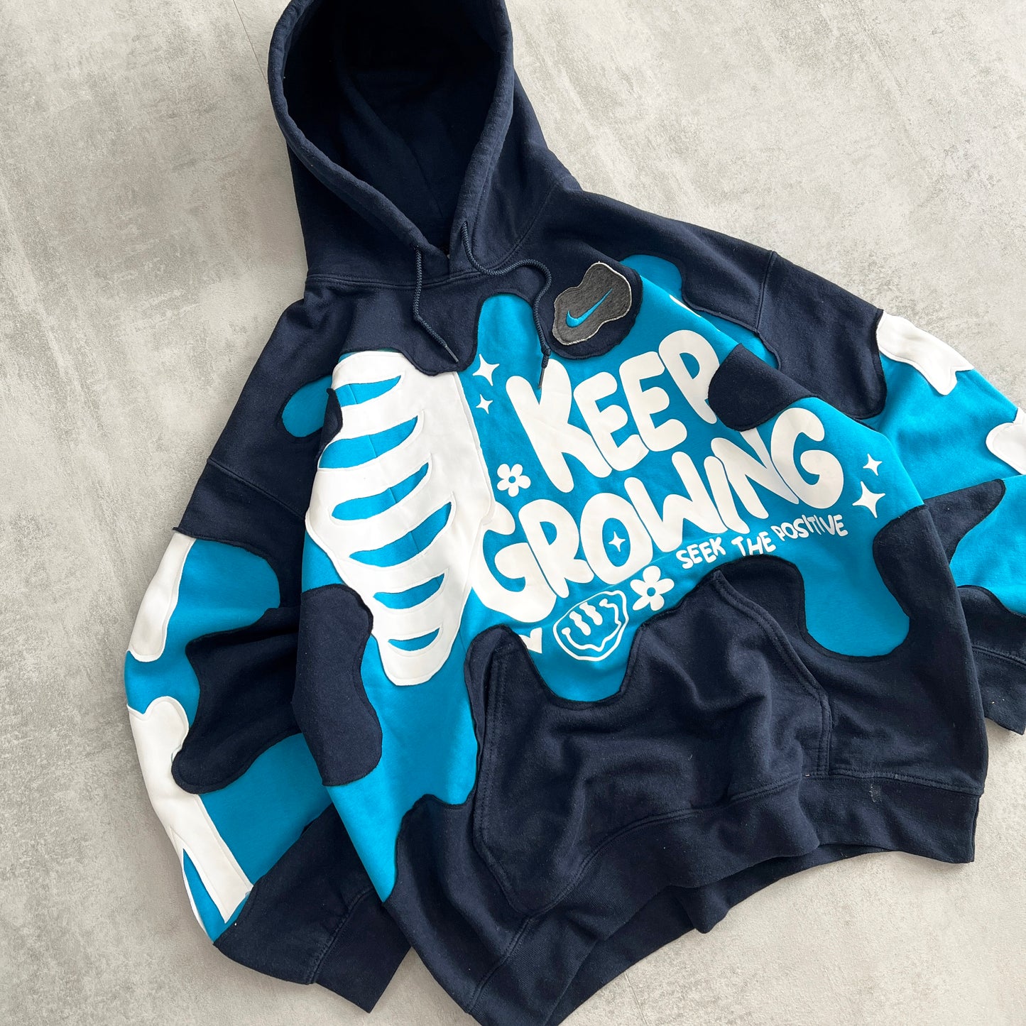 'KEEP GROWING' HOODIE (L)