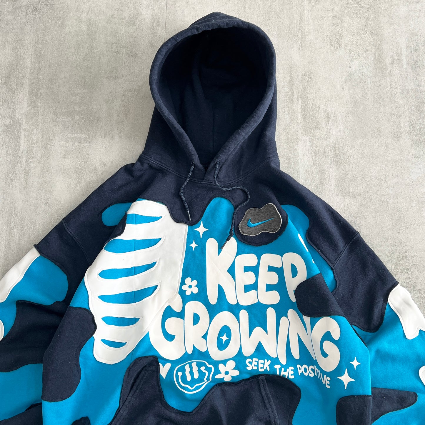 'KEEP GROWING' HOODIE (L)