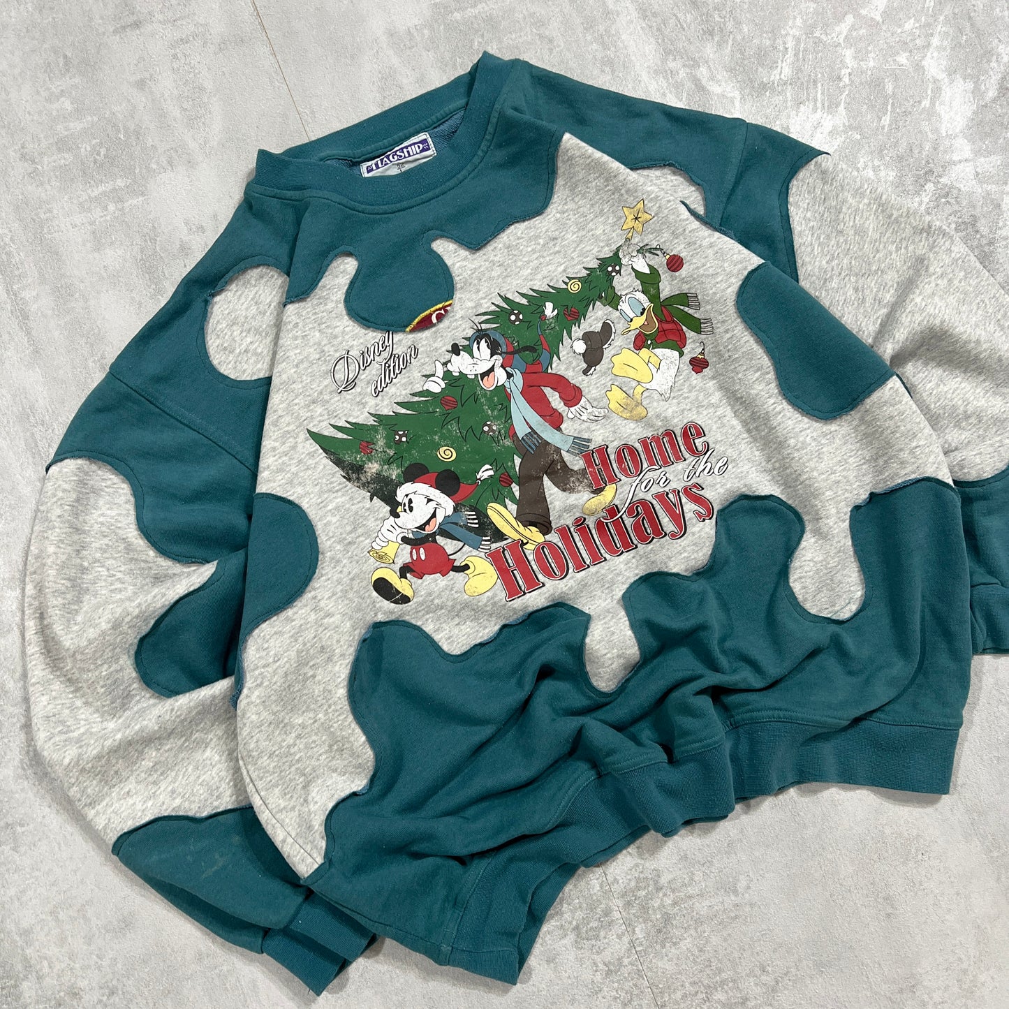 'HAPPY HOLIDAYS' VINTAGE SWEATSHIRT (M)